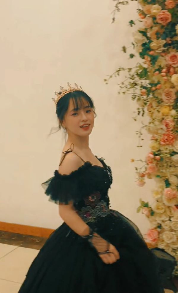 Mới đây, Vàng Thị Sinh vừa "đu trend" trên TikTok và nhận được lượng tương tác lớn từ dân tình. Trên điệu nhạc bắt tai, hot girl bán lê bạn xuất hiện trong diện mạo sang chảnh, kiều diễm cho thấy phong cách ăn mặc và thần thái đã thay đổi rất nhiều.