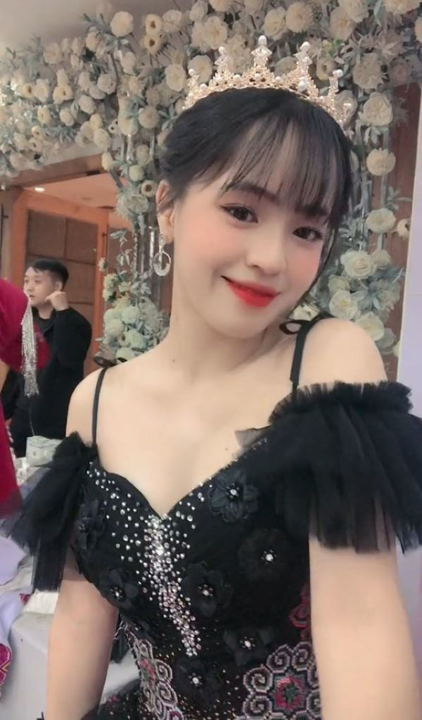 Trong đoạn clip, Vàng Thị Sinh giản dị, mộc mạc năm xưa nay có tạo hình lung linh như công chúa.
