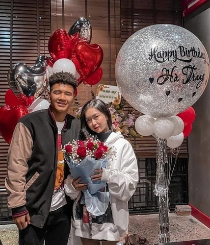 Khi Hà Đức Chinh bị loại, Mai Hà Trang đã động viên ông xã của mình, giúp tiền đạo vơi đi nỗi buồn.
