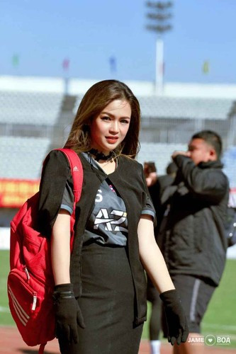 Nhưng sự việc trở nên cao trào khi Madam Bo đáp trả với dòng thông điệp ngắn gọn: "Mệt mỏi quá, không tài trợ bóng đá nữa. Tốn tiền bạc, tốn công sức, bye bye".