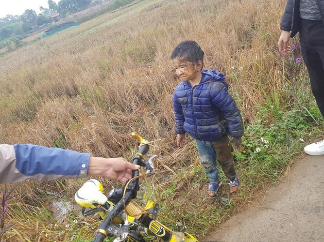 Đôi khi vì trang phục mà các cô gái gặp khó khăn, vướng víu trong lúc điều khiển xe. Điển hình như cậu bé này, vì mặc áo quà dầy mà không làm chủ được tay lái.