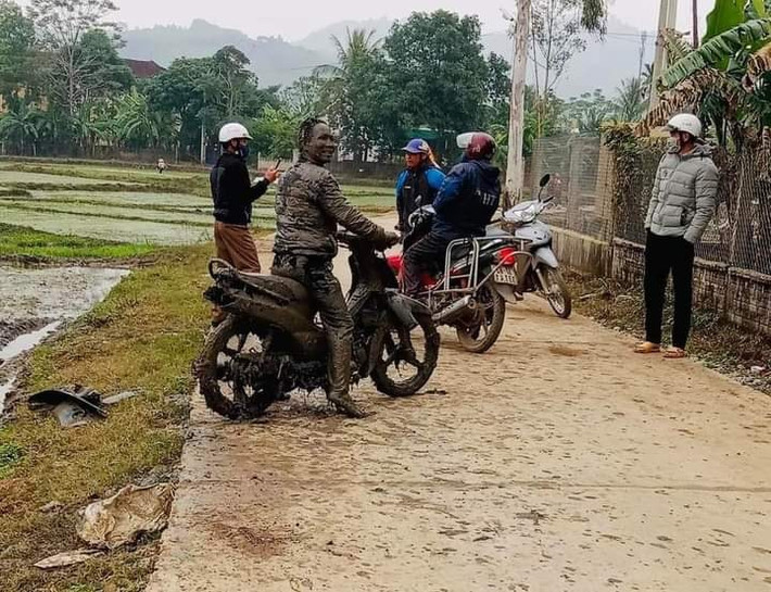 Sau vụ lao xe xuống ruộng, người đàn ông được đưa lên bờ trong bộ dạng nhuốm đầy bùn đen. Từ mái tóc, khuôn mặt đến chiếc váy body ôm sát đều không giữ được màu sắc ban đầu.