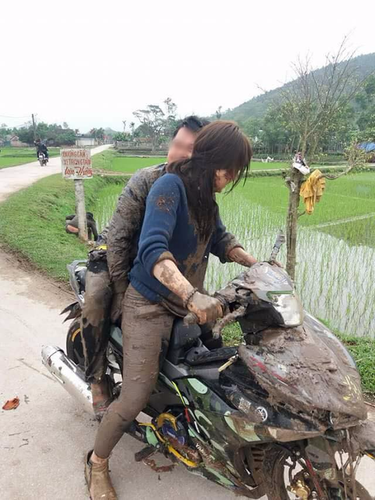 Trước đấy trên MXH, dân mạng cũng không ít lần chia sẻ những hình ảnh về chuyện ngã xuống ruộng được đăng tải và mang đến tiếng cười cho mọi người.