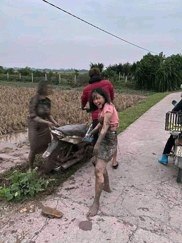 Biểu cảm của 2 cô nàng sau vụ đâm xe xuống ruộng mới đáng chú ý. Một cô xấu hổ vì áo váy nhơ nhớp, cô còn lại vần cười rất tươi vì chỉ coi đây là một tai nạn hài hước.