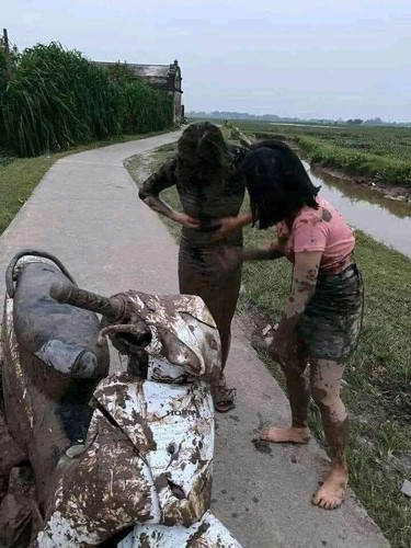 Sau pha tai nạn đâm xe xuống ruộng, người đàn ông chưa hết hoang mang trong khi đó những người xung quanh được trận cười vỡ bụng.