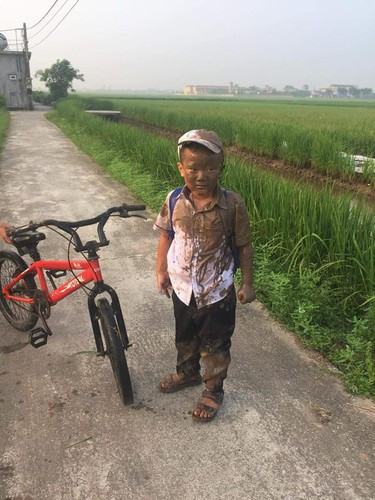 Đôi lúc những pha lao xuống ruộng cũng chỉ vì tình huống đùa nhau trên đường.