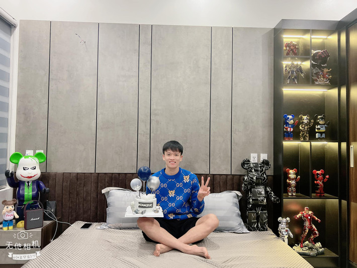 Không chỉ có không gian nhà đẹp, nội thất bên trong nhà Hoàng Đức cũng khiến nhiều người phải mơ ước, đặc biệt là các fan của mô hình BearBrick.