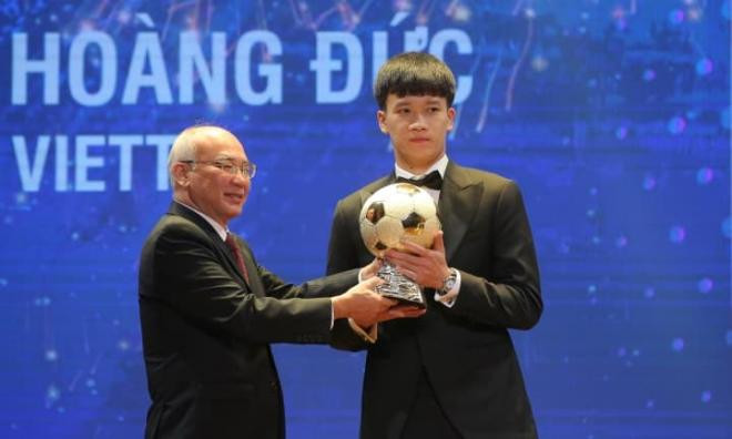 Vượt qua nhiều ứng viên nặng ký, mới đây Hoàng Đức giành giải thưởng Quả bóng vàng nam năm 2021.