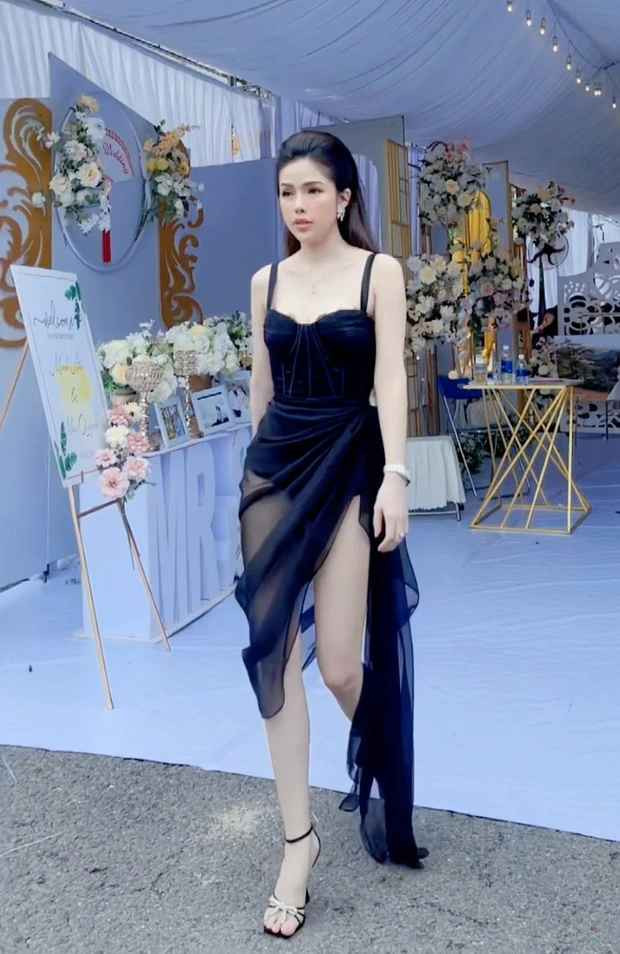 Lê Tiểu Băng (SN 1996), đến từ Biên Hòa, tỉnh Đồng Nai từng gây chú ý khi diện đầm đen có thiết kế táo bạo đi đám cưới bạn thân.