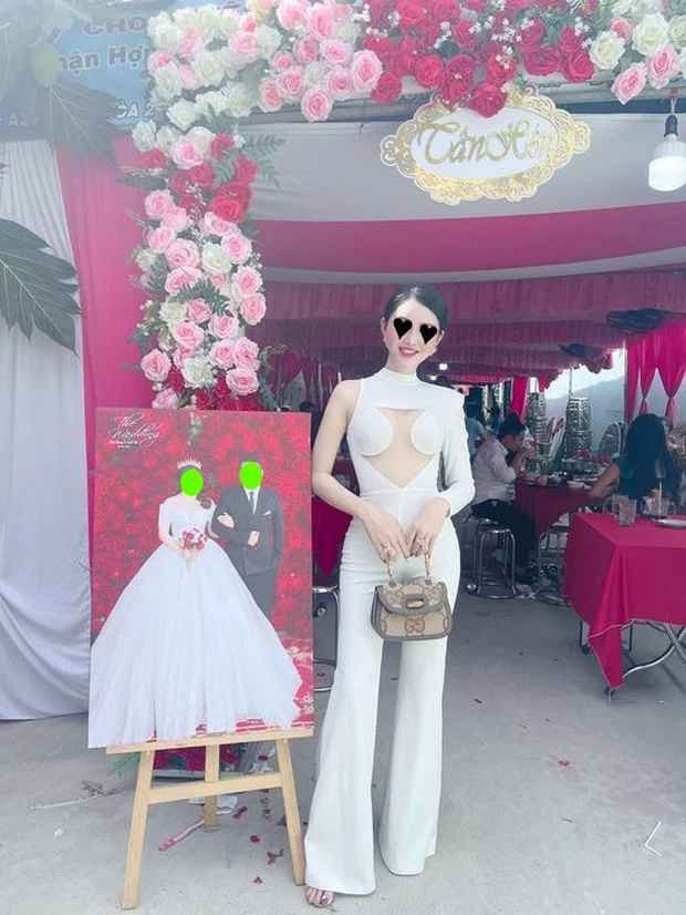 Nhưng không chỉ dừng lại ở việc mặc đồ trắng, một số khách mời đám cưới còn chiếm hết spotlight vì những bộ cánh được cắt xẻ táo bạo.