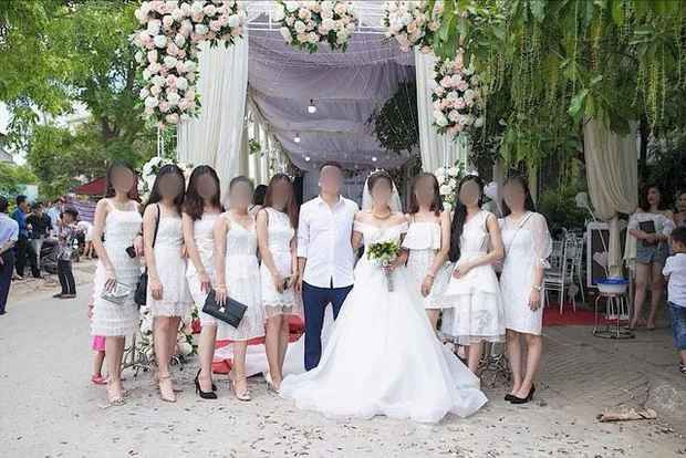Nếu như không phải vì cầm bó hoa, nhiều người cho rằng không nhận ra đâu là cô dâu. Bởi lẽ, dàn khách mời nữ ai cũng mặc đầm trắng, đã vậy còn phô diễn body hơn cả nhân vật chính