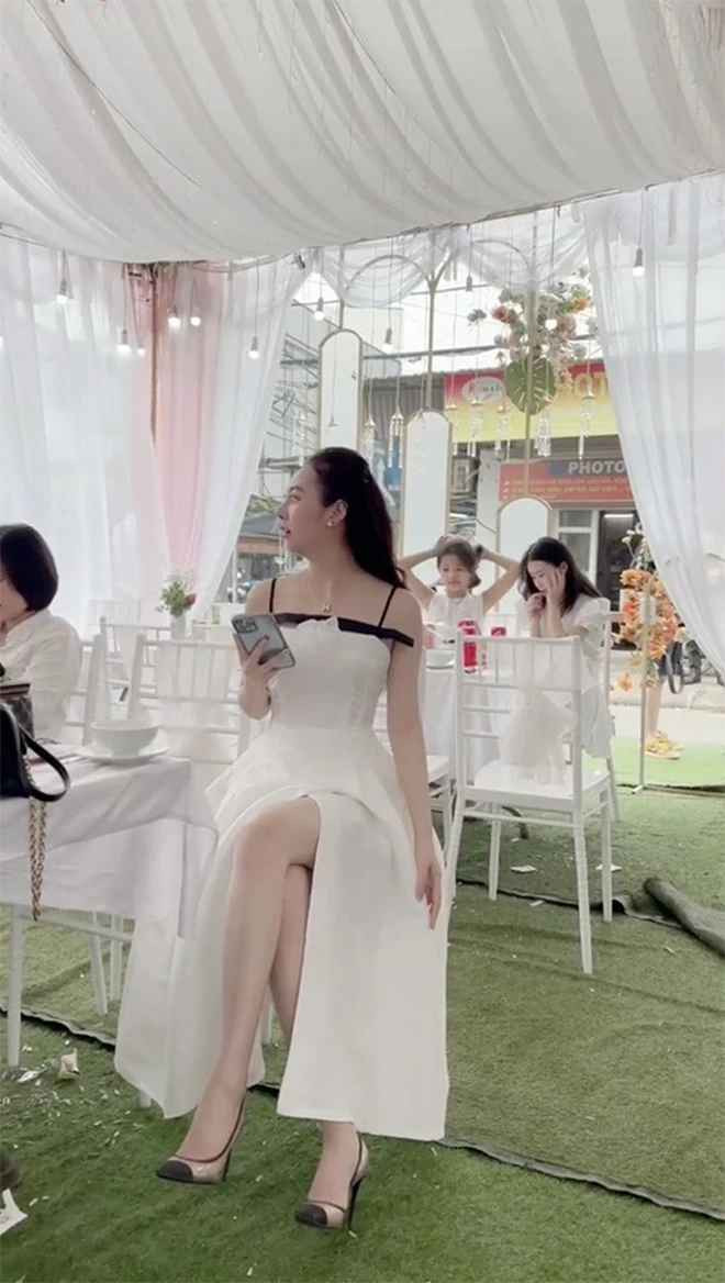 Thế nhưng, hot girl Thái Nguyên này bày tỏ quan điểm, con gái ai cũng muốn mình đẹp, diện đồ chỉn chu cũng là cách tôn trọng gia chủ.