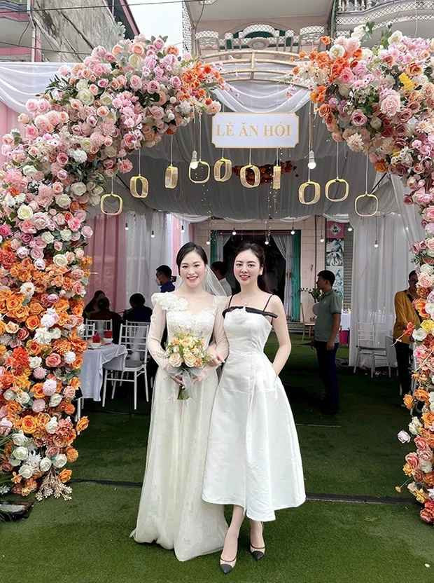 Trước đó, một girl xinh Thái Nguyên cũng gây tranh cãi tương tự. Cô nàng này còn diện một chiếc váy trắng, màu sắc được cho là không nên khi đi đám cưới vì dễ trùng màu váy cưới cô dâu.