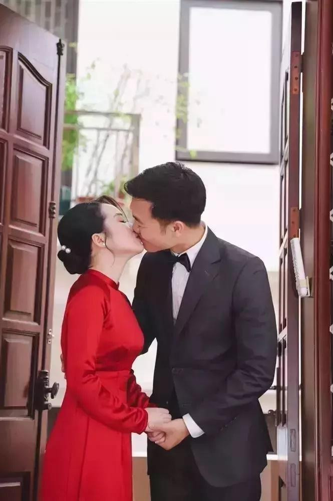 Khoảng cuối tháng 6, Ngô Mai Nhuệ Giang - bà xã Lương Xuân Trương gây chú ý khi lần đầu tiên công khai đã sinh con thông qua hình ảnh ngồi chăm em bé, đính kèm caption: "Mẹ yêu con".