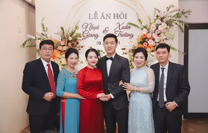 Hồi tháng 4 năm 2021, Xuân Trường và Nhuệ Giang đã tổ chức làm lễ ăn hỏi sau 5 năm yêu nhau.