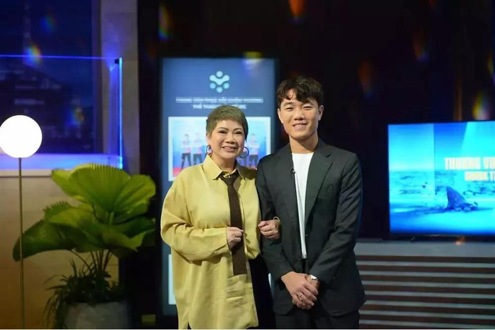 Hình ảnh ghi lại, Xuân Trường xuất hiện với mái tóc bù xù như đã đến hạn cần được tỉa tót, cùng với đó là phần râu ria quanh miệng đã lâu chưa được cạo.