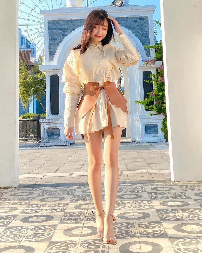 Khánh Huyền sở hữu gương mặt đáng yêu với sống mũi cao và đôi mắt to tròn. Bên cạnh đó, gái xinh Gen Z này còn có một body hút hồn với đôi chân dài miên man và làn da trắng như Ngọc Trinh.