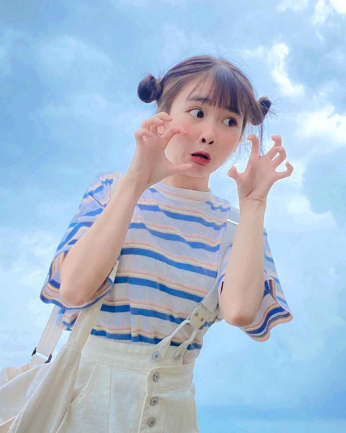"Đừng quá khắt khe với ngoại hình của người khác như vậy", "Tôi thấy vẫn rất xinh đẹp, dễ thương. Hãy nhìn các hot girl ở Đại lục đi, còn tệ hơn nhiều đó", "Không có nhiều khác biệt cho lắm", "Trước khi soi mói ngoại hình người khác, mọi người hãy tự soi gương lại dung nhan của mình đi",... Đó là hàng loạt bình luận của dân mạng xứ Trung bảo vệ Khánh Huyền.