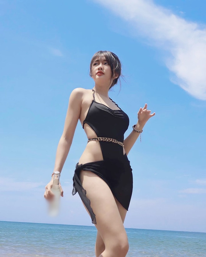 Nổi tiếng vượt mặt các sao Việt trên nền tảng TikTok, hot girl Khánh Huyền xuất hiện trên tờ báo nổi tiếng nhất Hong Kong.