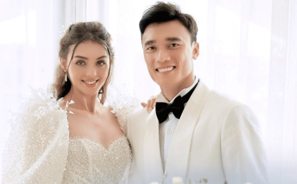 Thời gian qua, đám cưới của thủ môn Bùi Tiến Dũng và người mẫu Tây trở thành tâm điểm của đông đảo cư dân mạng. Mọi động thái của cặp vợ chồng trẻ luôn được dân tình quan tâm theo dõi.