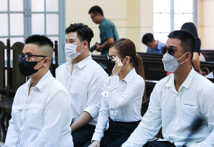 Xuất hiện tại tòa, hot girl bán hàng online Trang Nemo diện đồ trang nhã với áo sơ mi trắng và quần âu. Tuy nhiên gương mặt cô lại tỏ rõ sự lo lắng và căng thẳng.