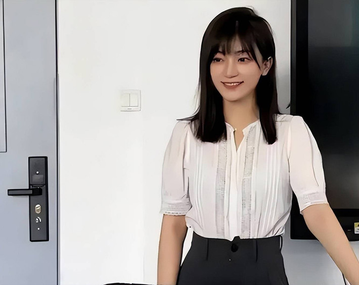Được biết, nữ giảng viên này tên Liao Lin, sinh năm 1995, mới 27 tuổi đã trở thành giảng viên của trường Đại học Wuzi Bắc Kinh.