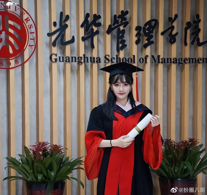 Một số cư dân mạng cho rằng, giáo viên trẻ tuổi tuy có tư duy đổi mới nhưng vẫn thiếu kinh nghiệm giảng dạy.