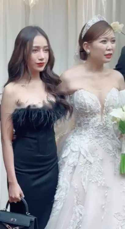 Thời gian qua, Joyce Phạm còn gây chú ý khi tân trang nhan sắc. Cô tiết lộ đã nhấn mí, làm mũi để tự tin hơn. Trước đó, con gái Minh Nhựa còn chi 90 triệu nâng ngực khi sinh con trai đầu lòng được khoảng 1 năm.