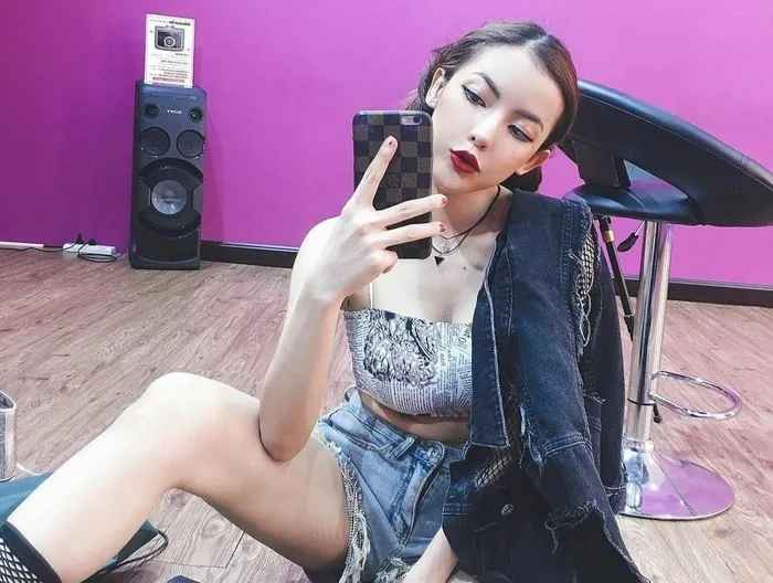 Dành cho những ai chưa biết, Khongchak bắt đầu nổi tiếng trên mạng xã hội Thái Lan từ năm 2014 nhờ đăng các clip nhảy và cover nhiều nghệ sĩ nổi tiếng, chủ yếu là Kpop, theo South China Morning Post.
