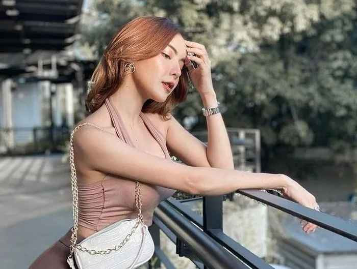 Natthamon Khongchak (29 tuổi) là nữ Youtuber nổi lên với nhan sắc, yêu âm nhạc và năng động trên mạng. Thế nhưng, mới đây cô nàng bị cảnh sát Thái Lan truy bắt vì bị cáo buộc lừa đảo 6.000 nhà đầu tư với số tiền lên đến 2 tỷ baht (hơn 55 triệu USD).