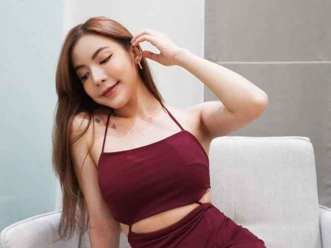 Nhờ việc đăng hình ảnh về cuộc sống xa hoa với xe sang, đồng hồ đắt tiền và nhiều tài sản, Khongchak lấy được lòng tin và sự ngưỡng mộ của nhiều người theo dõi. Sau đó, nữ YouTuber mời gọi họ gửi tiền đầu tư, hứa hẹn lợi nhuận như 25% đối với hợp đồng kỳ hạn 3 tháng, 30% cho 6 tháng và 35% cho 12 tháng. Cô cũng cam kết sẽ gửi tiền lãi hàng tháng. Tuy nhiên, từ tháng 4, một số người cho biết đã không nhận được các khoản thanh toán như cam kết.