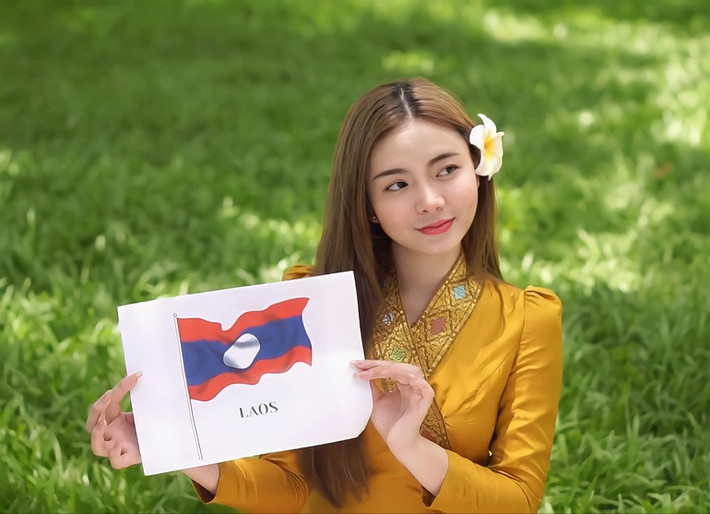 Sithongchanh Phonethita sinh năm 2000, lấy tên tiếng Việt là An Di, hiện là du học sinh ngành Dược tại trường Đại học Nguyễn Tất Thành, Thành phố Hồ Chí Minh.