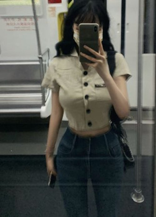 Mộc Lâm Tiểu Nhã là hot girl người Trung Quốc sở hữu lượng fan đông đảo trên mạng xã hội sau khi những hình ảnh diện trang phục khoe vòng eo "vô thực" trên tàu điện của cô được nhiều người chia sẻ.