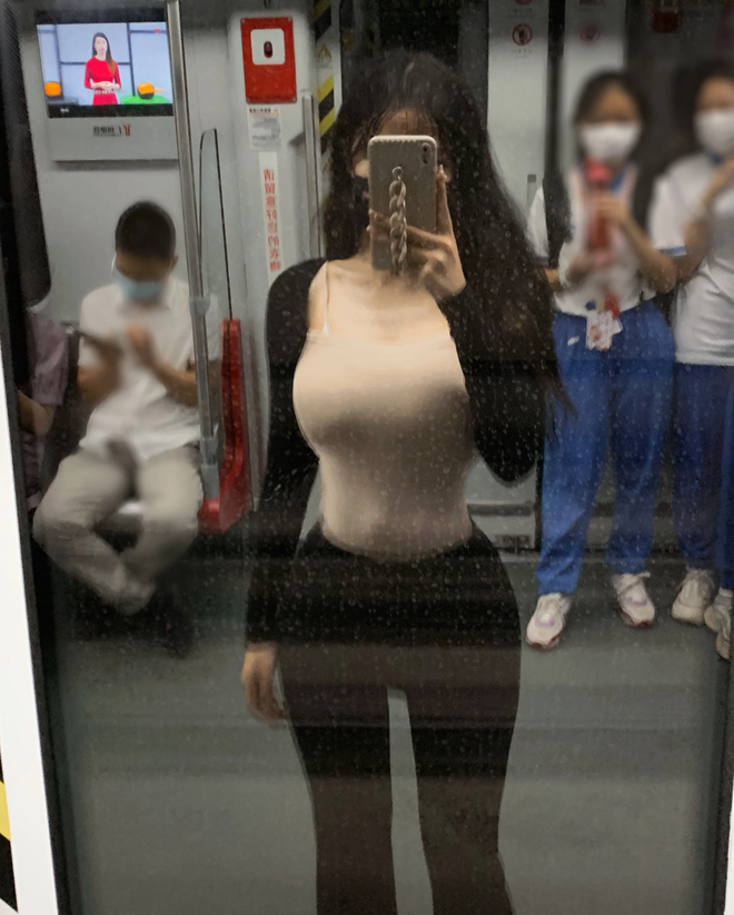 Sở hữu thân hình S-line, Mộc Lâm Tiểu Nhã thường diện trang phục bó, có độ ôm vừa vặn để làm nổi bật đường cong mĩ miều.