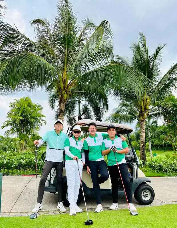 Mới đây trên trang cá nhân, Matt Liu - bạn trai Hoa hậu Hương Giang gây chú ý khi cập nhật dòng trạng thái mới. Anh đăng ảnh check-in trên sân golf cùng một số người bạn thân thiết. Nổi bật trong số đó là anh em thiếu gia Phan Thành, Phan Hoàng.