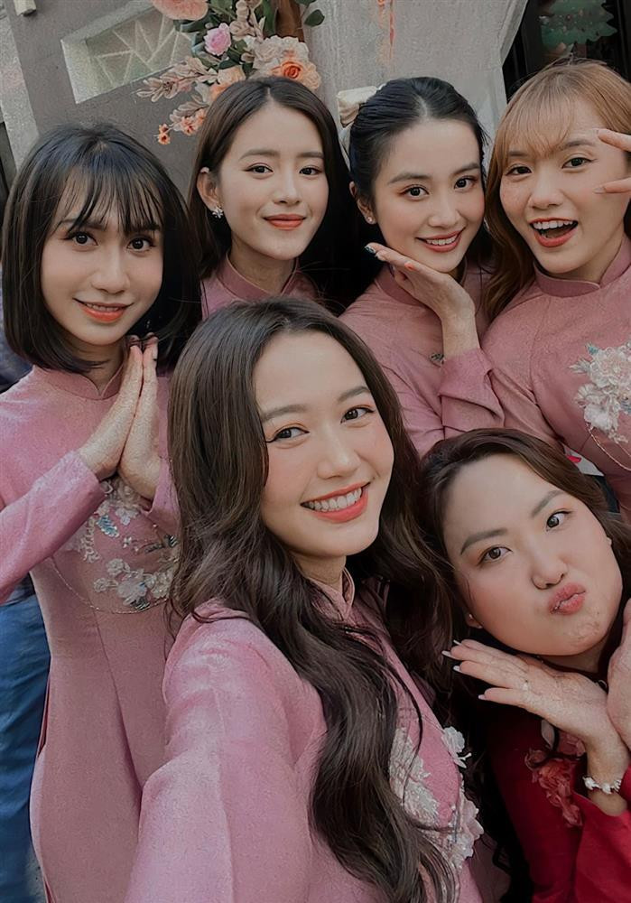 Thời gian qua, việc các đám cưới có của hồi môn khủng, tiệc cưới toàn đồ đặc sản hạng sang,... luôn nhận về sự quan tâm lớn. Thế nhưng, nếu hôn lễ ấy còn sở hữu thêm dàn phù dâu chất lượng thì chắc chắn "nổ" mạng xã hội.