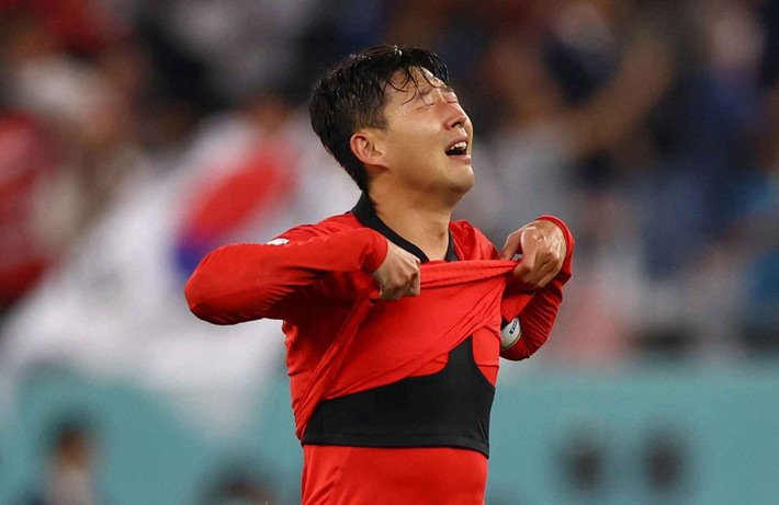 Trợ lý HLV đội tuyển Hàn Quốc, ông Sergio Costa chia sẻ rằng cầu thủ Son Heung Min đã rơi nước mắt sau trận thua Ghana vì sự “thiếu công bằng” của trọng tài người Anh - Anthony Taylor.