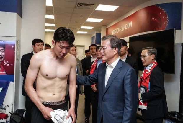 Tiền đạo xứ kim chi chia sẻ sau trận đấu:" Các cầu thủ đã làm rất tốt nhưng sau cùng vẫn thua. Toàn đội cần phải nhanh chóng lấy lại tinh thần trước trận đấu cuối cùng. Hành trình của Hàn Quốc vẫn chưa kết thúc và các cầu thủ đã nói với nhau rằng không được cúi đầu". Thế nhưng, khi bước vào phòng thay đồ, Son đã không thể kiềm chế được cảm xúc của mình và đã òa khóc nức nở khi gặp Tổng thống Hàn Quốc ông Moon Jae In.