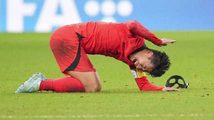 Son Heung Min cùng đồng đội cũng như ban huấn luyện ‘nín thở’ để theo dõi kết quả trận đấu của Uruguay. Sau khi trọng tài thổi còi kết thúc trận đấu, Son bật khóc nức nở khi biết rằng Hàn Quốc chính thức ghi tên mình vào vòng knock-out.