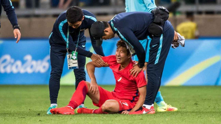 Son tham dự Olympic 2016 cùng đội tuyển Hàn Quốc, nhưng vận may không mỉm cười với tiền đạo sinh năm 1992: Hàn Quốc bị Honduras loại ngay tứ kết. Các cầu thủ Olympic Hàn Quốc từng chia sẻ với tờ Chosun Ilbo rằng, Son Heung Min từng khóc nguyên một ngày và bỏ bữa sau thất bại trước Honduras.