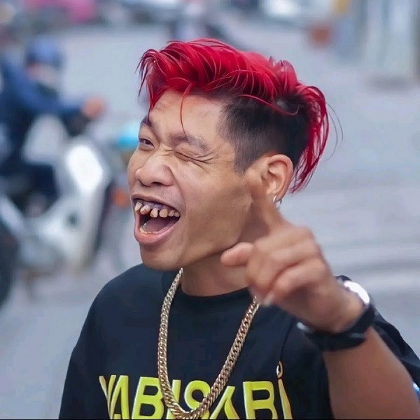 Không có ngoại hình nổi bật như đa phần các TikToker khác nhưng Thông Soái Ca vẫn hot với các video khoe xế xịn, đeo đồng hồ sang, chuyên nói chuyện với gái xinh.