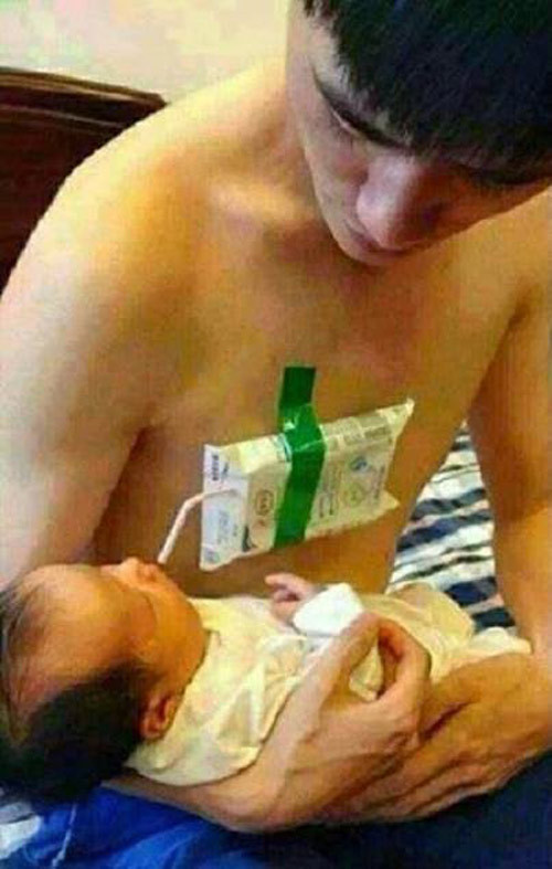 Một số ý kiến khác khẳng định, nếu chỉ thoáng nhìn qua họ còn lầm tưởng đây là mẹ em bé thật chứ không phải bố đóng giả.