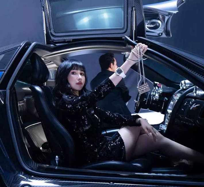 Mọi người đều trầm trồ trước cách Minh Nhựa cưng chiều bà xã của mình. Nam doanh nhân thường xuyên công khai nịnh vợ trên trang cá nhân.