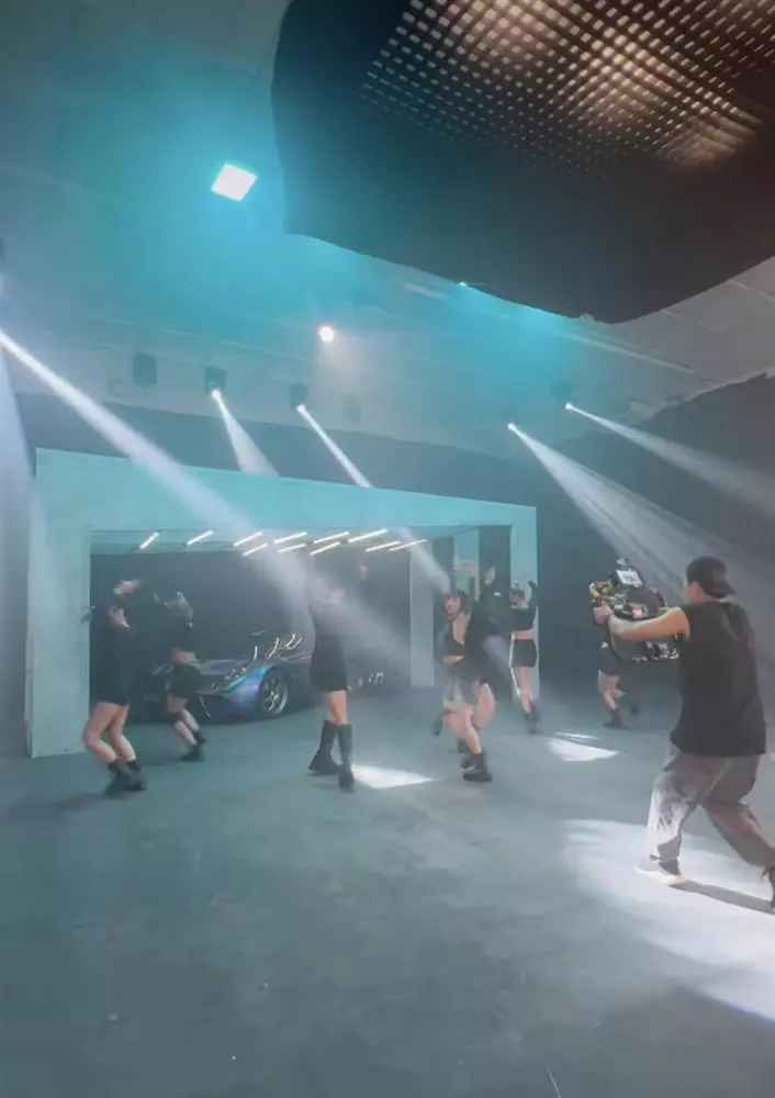 Ở thời điểm BLACKPINK phát hành MV Pink Venom, bà xã Minh Nhựa đã mời vũ đoàn về để cùng cô cover vũ điệu và có cả đội ngũ ghi hình lại.