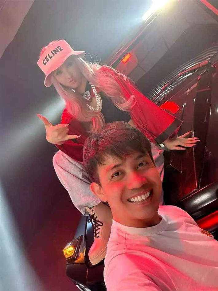 Trên trang Facebook cá nhân, Minh Nhựa đã đăng tải hình ảnh ngọt ngào cùng bà xã. Có thể thấy, bà xã nam doanh nhân đang cosplay Lisa (BLACKPINK).