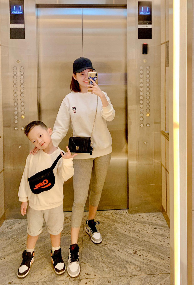Thời gian rảnh rỗi, hot mom còn chăm chỉ đưa Khoai Tây đi du lịch khám phá những vùng đất mới.