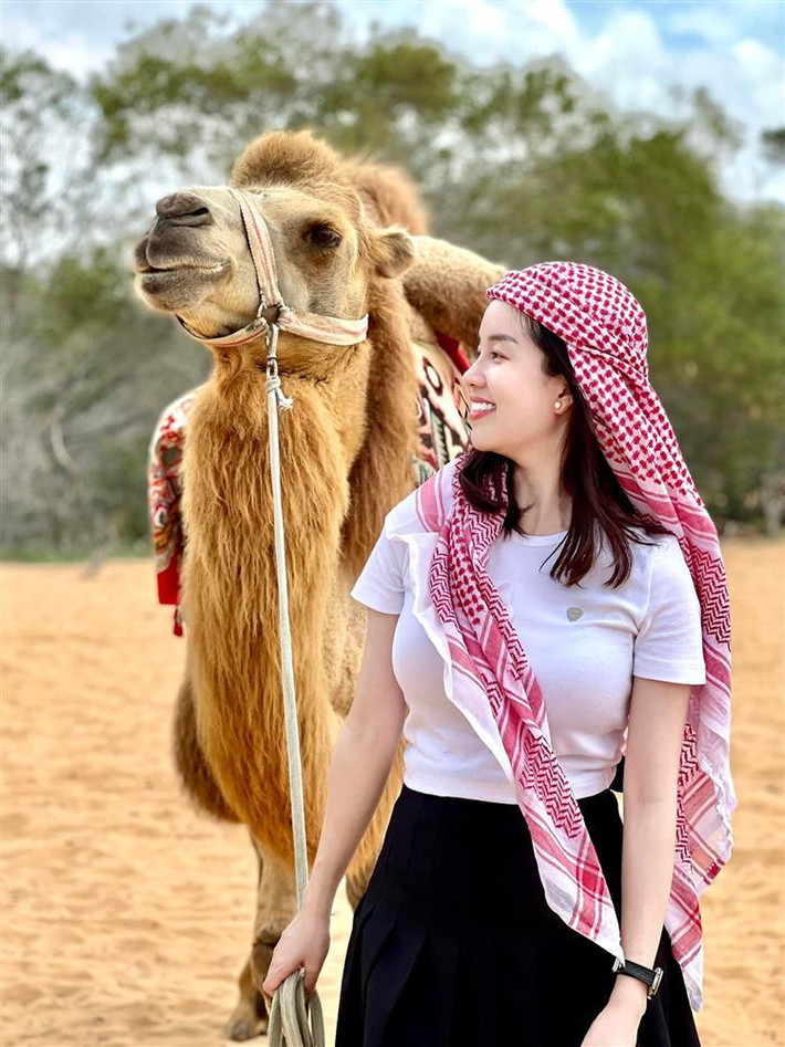 Hình ảnh ghi lại, cựu hot girl Hà thành đang ngồi thưởng thức những món ăn ngon bên con trai. Trong một vài khoảnh khắc khác, 9X lại hóa thân thành người dân bản địa, tay dắt lạc đà nhìn rất chuyên nghiệp.