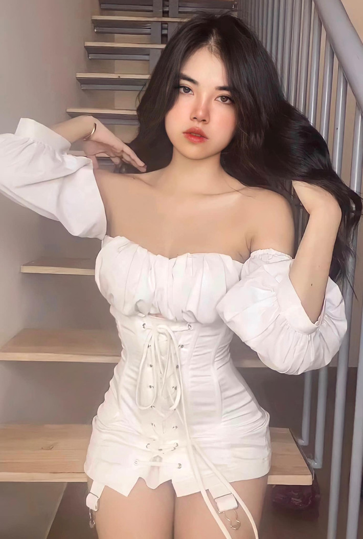 Trên sóng livestream, Mai Dora chọn trang phục gợi cảm vừa phải. Nhưng ở đời thường, cô lại có phong cách "đốt mắt" người nhìn.