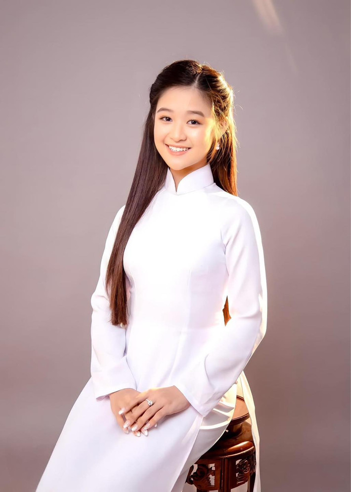 Bên dưới những bài viết bàn tán về chủ đề này netizen bày tỏ quan điểm rõ ràng và cho rằng Bảo Ngọc không nên so sánh một cách khập khiễng như vật, bên cạnh đó khuyên nữ diễn viên hãy là chính mình.