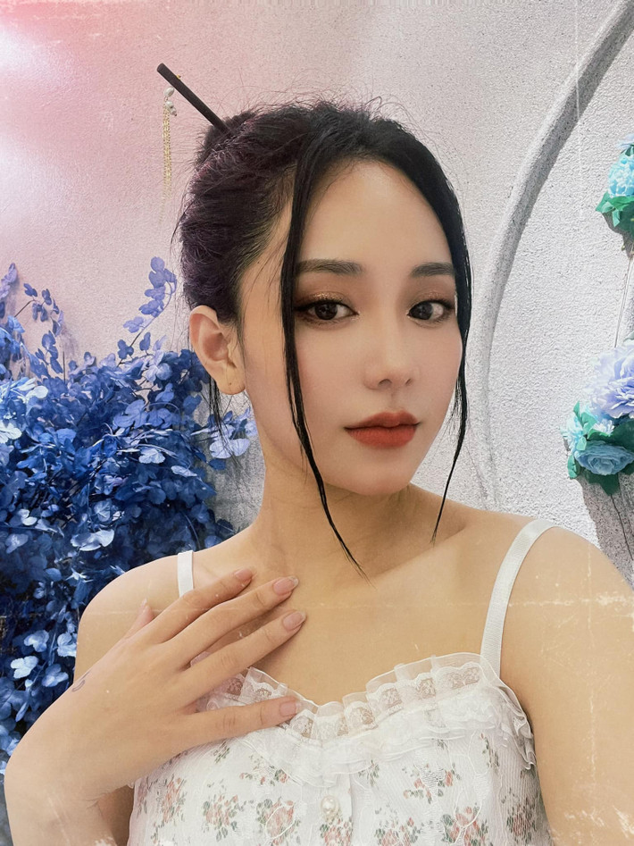 Nhan sắc xinh đẹp, làn da trắng sáng cùng phong cách nói chuyện duyên dáng đã giúp Minh Thu thu hút hàng chục nghìn lượt xem, phá vỡ nhiều kỷ lục ở các lớp học livestream từng có tại Việt Nam.